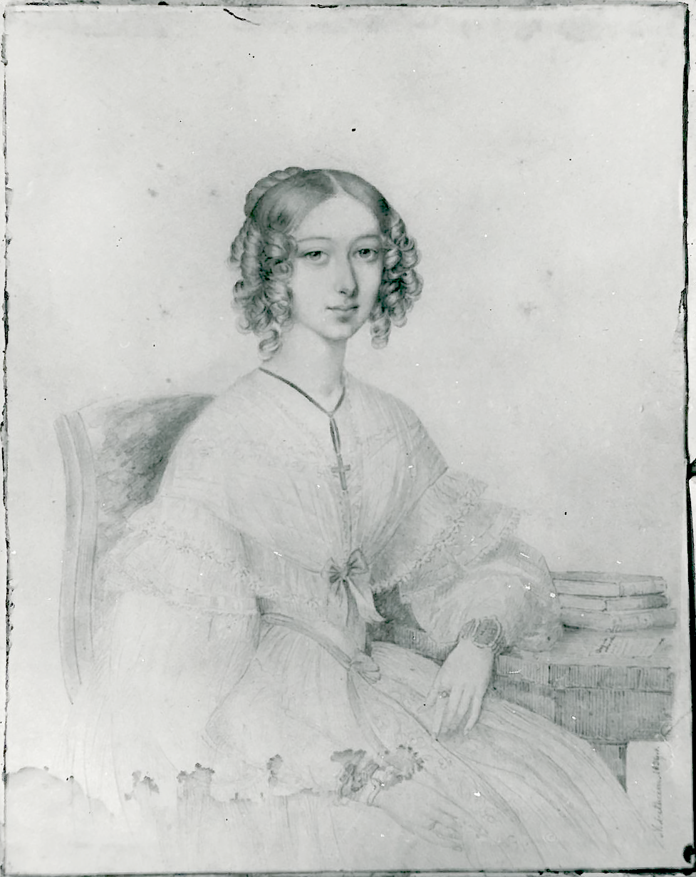 Portret Elżbiety z Zamoyskich Brzozowskiej, Polska, 1839 r., MPK/MR/1116 Fotografia przedstawia portret Elżbiety z Zamoyskich Brzozowskiej, młodej kobiety, w ujęciu do kolan, siedzącej na fotelu. Sportretowana dama ma owalną twarz oraz długie włosy zaczesane z tyłu w kok i skręcone po bokach w loki. Kobieta ubrana jest w elegancką suknię ozdobioną koronkami i wstążkami, a na szyi zawieszony ma krzyż. Jej dłonie zdobią pierścionki oraz bransolety. Obok damy ustawiono stolik, na którym znajdują się książki oraz list.