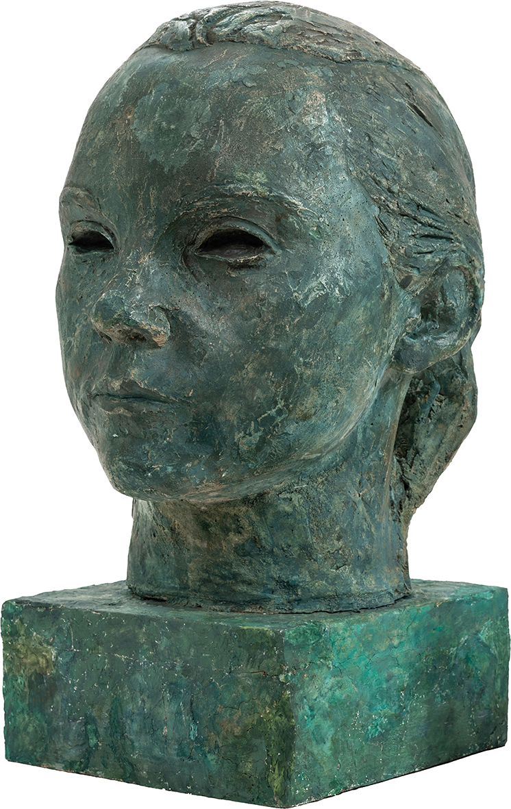 Antoni Mehl
1905 Dobrzyń Wielki – 1967 Wrocław
Głowa

powstała około 1947 roku
Gips podmalowywany
32 x 18 x 21 cm
Muzeum Zamoyskich w Kozłówce
MPK/SW/1117

Rzeźba przedstawia głowę młodej dziewczynki, osadzoną na prostej, prostopadłościennej podstawie. Wykonana z pomalowanego gipsu, zyskała szlachetną, postarzałą aurę – jakby wyłonioną z głębi czasu.

Ukazana w ujęciu trzy czwarte, z lekkim skrętem w prawo, twarz dziewczynki emanuje subtelnym realizmem. Jej rysy są delikatne, miękkie – jakby uchwycone w momencie dziecięcej zadumy. Puste oczy, pozbawione źrenic, sprawiają wrażenie nieobecnych, co nadaje postaci nutę tajemniczości i introspekcji.

Nos jest prosty, usta wąskie, lekko zaciśnięte – jakby dziewczynka skrywała myśl lub uczucie. Wzrok mimowolnie zatrzymuje się na głowie, gdzie zgrubienia materii sugerują zarys fryzury, a z tyłu wyłania się niski kok lub warkocz, tylko szkicowo zaznaczony.

Powierzchnia rzeźby nie jest gładka – przeciwnie, szorstka, pełna nieregularnych faktur, smug i zadrapań. Każdy detal zdaje się świadectwem ręcznego modelunku, dodając całości autentyczności i emocjonalnej głębi.

Postać milczy, ale mówi. Jest spokojna, skupiona – może lekko zamyślona. Zatrzymana w ciszy, jakby pogrążona w wewnętrznym świecie, do którego widz może tylko próbować zajrzeć.