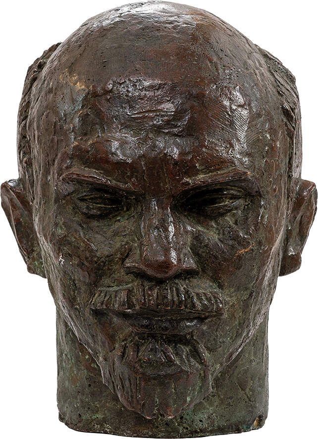 Franciszek Xawery Dunikowski, Głowa Lenina Franciszek Xawery Dunikowski
1875 Kraków – 1964 Warszawa
Głowa Lenina
powstała w 1957 roku
Brąz
48 x 32 x 38 cm
Muzeum Zamoyskich w Kozłówce
MPK/SW/2015
Popiersie przedstawia mężczyznę w średnim wieku lub nawet nieco starszego – Włodzimierza Lenina. Rzeźba wykonana z ciemnego brązu, pokryta zielonkawą patyną, zyskuje klasyczny, niemal pomnikowy wymiar. Patyna dodaje całości szlachetności i historycznego ciężaru, budując wrażenie trwałości i nieprzemijalności.
Twarz jest wyrazista, silnie zarysowana – dominuje wysokie, wypukłe czoło oraz mocno zaznaczone łuki brwiowe, pod którymi kryją się głęboko osadzone oczy. Ich spojrzenie – lekko przymrużone, przenikliwe – sprawia wrażenie skupionego, analizującego, niemal oceniającego. Prostoliniowy nos oraz ściśle zaciśnięte usta wzmacniają surowy wyraz twarzy, nad którym góruje precyzyjnie opracowany wąs. Krótka broda dopełnia starannie wymodelowana kompozycję, jakby wycięta z brązu ostrzem determinacji.
Czaszka niemal całkowicie łysa, z jedynie śladowym zaznaczeniem krótkich włosów po bokach, kontrastuje z silnie wymodelowaną dolną partią twarzy. Uszy – odstające, lekko asymetryczne – wprowadzają nutę realizmu do niemal ideowego portretu.
Powierzchnia rzeźby nie została całkowicie wygładzona – widoczne są ślady modelowania, drobne nierówności i ścieżki dłoni rzeźbiarza. To świadoma decyzja artystyczna – struktura materiału podkreśla surowość i bezpośredniość postaci, nadając jej autentyczność i wewnętrzną siłę.
Całość emanuje powagą, skupieniem i nieugiętością. To nie tylko realistyczne przedstawienie konkretnej postaci, lecz także uosobienie władzy, kontroli i ideologicznej pewności. Rzeźba działa nie tylko formą, ale też nastrojem – dominującym, świadomym i niepodważalnym.