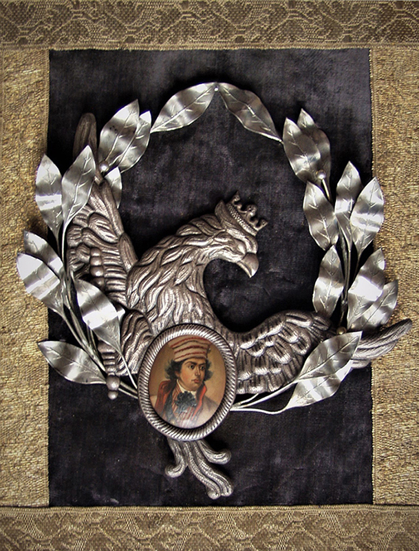 Kompozycja patriotyczna z miniaturą portretową Tadeusza Kościuszki. Polska, lata 1846-1870. Wysokość plakiety: 31,8 centymetrów, szerokość 26 centymetrów. Wysokość miniatury 4,5 centymetra, szerokość 3,7 centymetra.
Na prostokątnej desce wyklejonej fioletowym aksamitem i dwoma rzędami złotolitego galonu, półplastyczne wyobrażenie orła w koronie, zwróconego w prawo, z rozpostartymi skrzydłami. Orzeł trzyma w szponach berło i tarczę z miniaturą Tadeusza Kościuszki. Wokół orła wieniec laurowy. W owalnej ramce portret Kościuszki, przedstawiający młodego mężczyznę w popiersiu, zwróconego z wprawo. Ubrany jest białą sukmanę z czerwonym podbiciem, kamizelę lub żakiet w biało-czerwone pasy i białą koszulę. Pod szyja granatowa kokarda i wiszący na wstędze krzyż . Na głowie wysoka, miękka czapka w pasy, spod której widoczne są ciemne kędzierzawe włosy. Tło beżowe, rozjaśnione wokół postaci. Całość oprawiona w owalną złoconą ramę z wypukłym szkłem.
