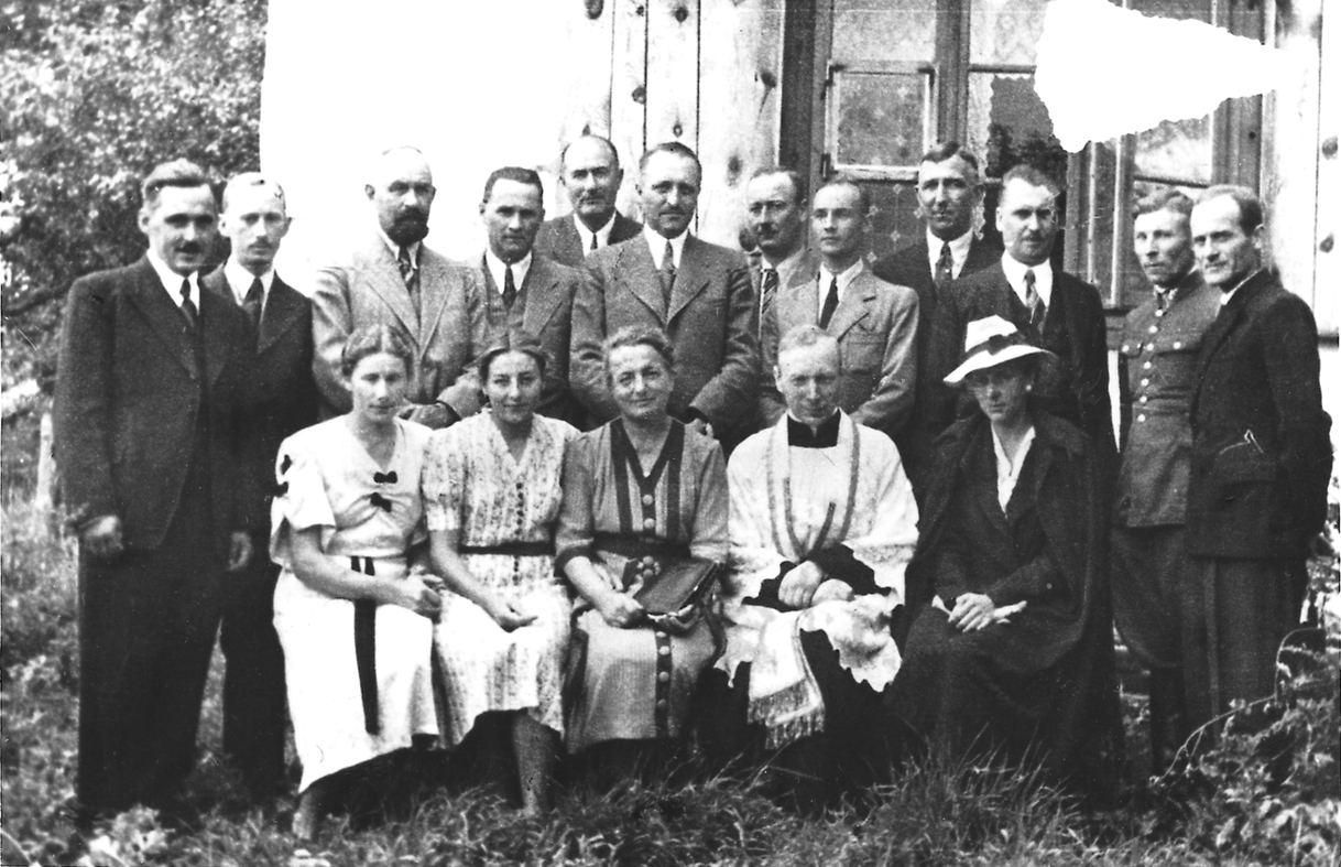 Ksiądz Stefan Wyszyński, Jadwiga i Aleksander Zamoyscy z pracownikami ordynacji kozłowieckiej w Nasutowie, 12 kwietnia 1941 r.
