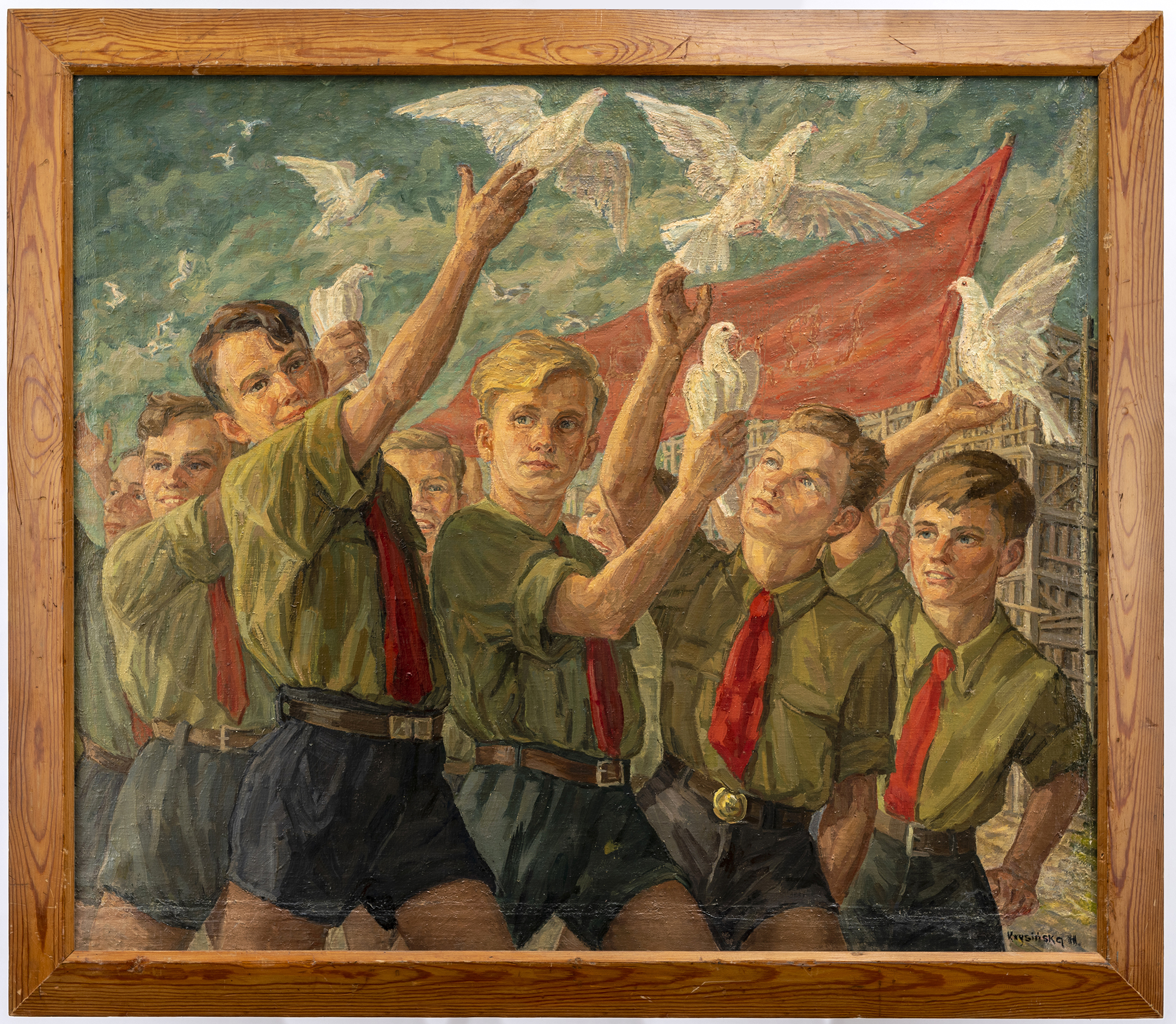 Obraz namalowany farbami olejnymi, około 1951 roku, autorstwa Haliny Kowalskiej-Krysińskiej, zatytułowany Manifestacja pokojowa młodzieży. Grupa młodych chłopców z wzniesionymi do góry rękami, z których wypuszczają białe gołębie. Chłopcy ubrani są w szarobrązowe, krótkie spodenki, zielone koszule z podwiniętymi rękawami i czerwone krawaty. W tle niebieskozielone niebo z jaśniejszymi chmurami.