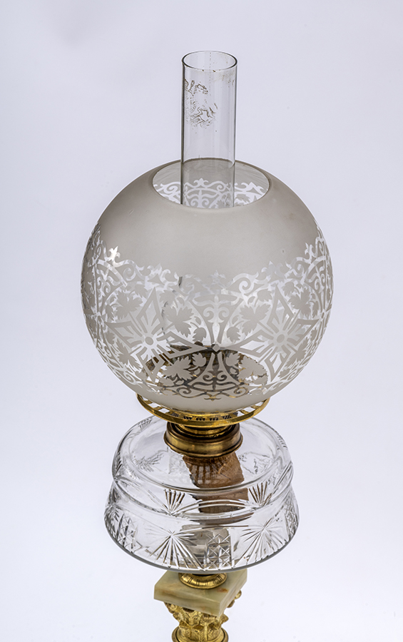 Kryształowy zbiornik na naftę, okrągły klosz szklany ze zmatowieniem i wytrawionym wzorem oraz fragment szklanego kominka lampy.