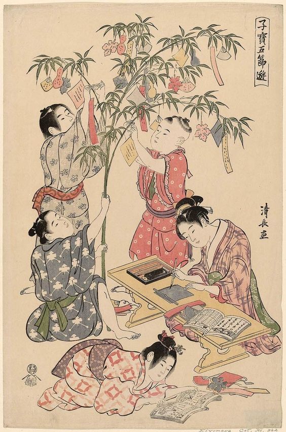 Osiemnastowieczna ilustracja z japońskiej serii Cenne gry dla dzieci z okazji Pięciu Festiwali. Na beżowym tle pięć postaci. Jeden mężczyzna w szaro-białym kimonie przepasanym zielonym pasem trzyma łodygę zielonego bambusa, która udekorowana jest kolorowymi zabawkami o różnych kształtach i karteczkami z napisami. Dwóch kolejnych mężczyzn mocuje do bambusa kolejne dekoracje. W dolnej części kompozycji ukazane są dwie postacie kobiece. Jedna z nich przy niskim biurku przygotowuje kolejną dekorację. Druga kobieta przegląda otwartą książkę skulona nad nią na podłodze.