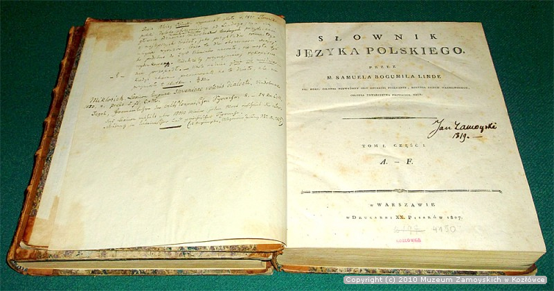 Fotografia przedstawia stronę tytułową pierwszego tomu „Słownika języka polskiego” Samuela Bogumiła Lindego. Na środku odręczny podpis: Jan Zamoyski, poniżej data: 1819. Na lewej stronie czystej, odręczne notatki.