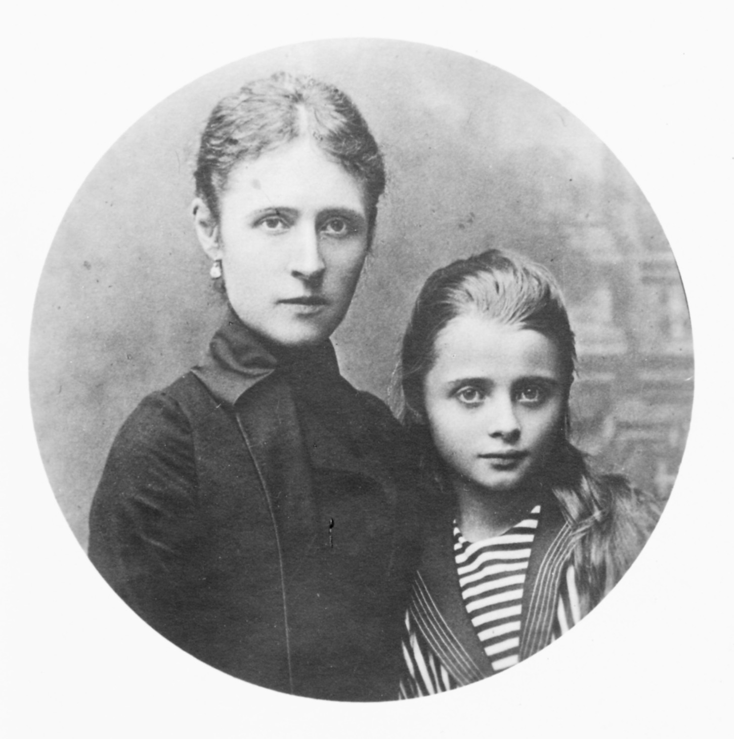 Fotografia archiwalna, czarno-biała, wykonana około 1885 roku, przedstawia Marię Potocką, późniejszą Adamową Zamoyską, z matką – Janiną Potocką. Postacie w ujęciu do pasa. Po lewej kobieta o ciemnych, gładko zaczesanych i spiętych włosach, o twarzy pociągłej, szczupłej, ubrana w ciemny strój. Obok niej dziewczynka, o ciemnych włosach, okrągłej twarzy, ubrana w bluzkę o marynarskim kroju.