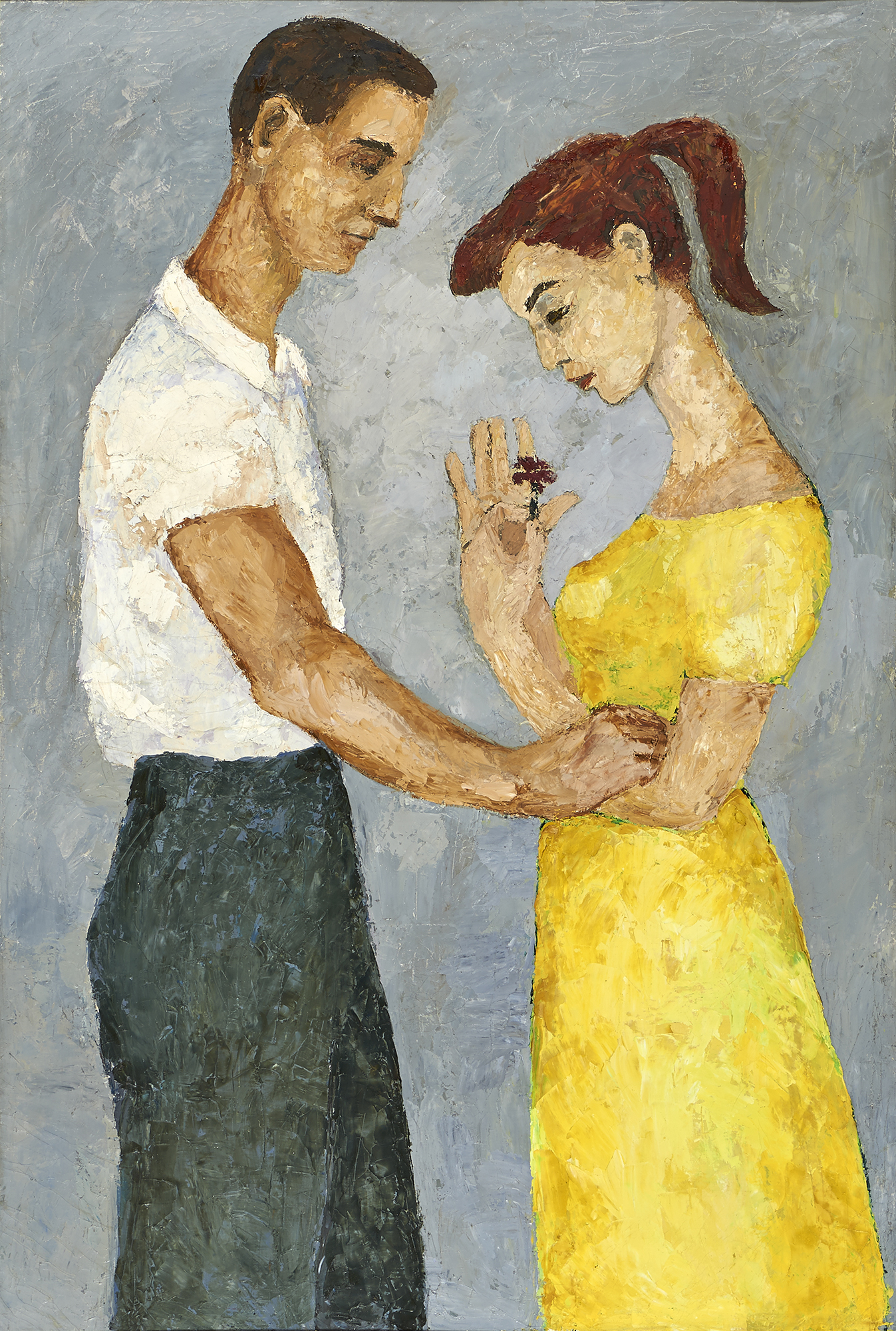 Fotografia obrazu autorstwa Janiny Jasińskiej-Luterek pod tytułem „Zakochani”, namalowanego farbami olejnymi na płótnie około 1955 roku. Kobieta i mężczyzna vis a vis, w ujęciu do kolan. Kobieta w lewym profilu, z lekko pochyloną głową; włosy brązowo-czerwone, zaczesane z tyłu w koński ogon; ubrana w sukienkę w kolorze żółto-cytrynowym, z krótkimi rękawami, dekoltem i lekko odsłoniętymi ramionami. Brwi i oczy czarne, usta czerwone, karnacja jasna. W dłoniach kobiety czerwony goździk. Mężczyzna w prawym profilu z pochyloną głową; w czarnozielonkawych spodniach i białej koszuli z krótkim rękawem i kołnierzykiem. Brwi i oczy brązowe, włosy ciemnobrązowe, karnacja śniada. Prawą dłonią trzyma na lewym ramieniu kobiety. Tło gładkie, szare.