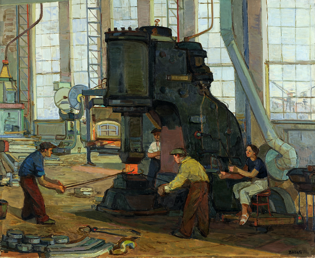 Obraz olejny na płótnie przedstawiający fragment hali fabrycznej z wysokimi oknami. W centrum kompozycji ciemnozielony młot mechaniczny, obsługiwany przez cztery osoby: trzech stojących mężczyzn oraz kobietę siedzącą na krześle. Dwaj robotnicy długimi szczypcami trzymają pod młotem rozżarzony do czerwoności kawałek żelaza.