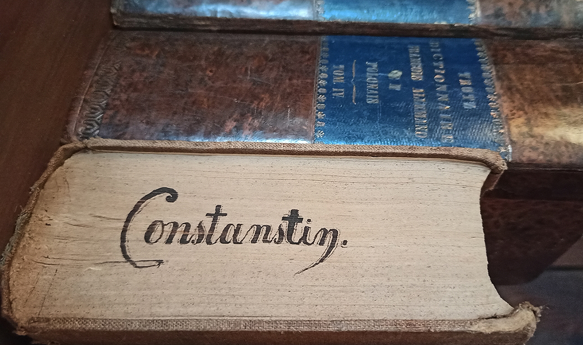 Na brzegu  książki Nouveau dictionnaire grec-francais czarnym atramentem widoczny  napis „Constantin. ”