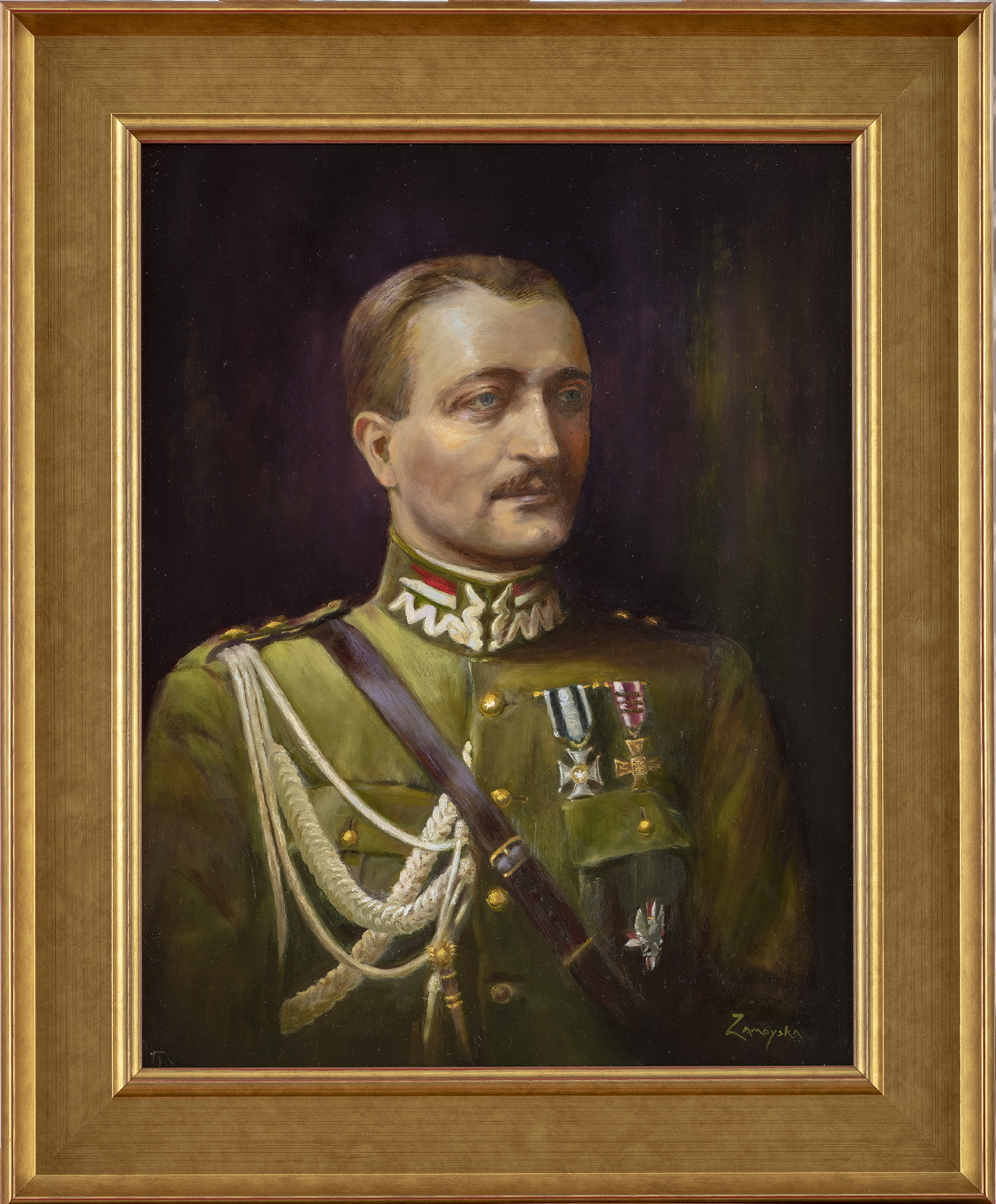 Portret przedstawia ojca autorki w mundurze oficera 1 Pułku Ułanów Krechowieckich, odznaczonego orderem wojskowym Virtuti Militari oraz czterokrotnie Krzyżem Walecznych.