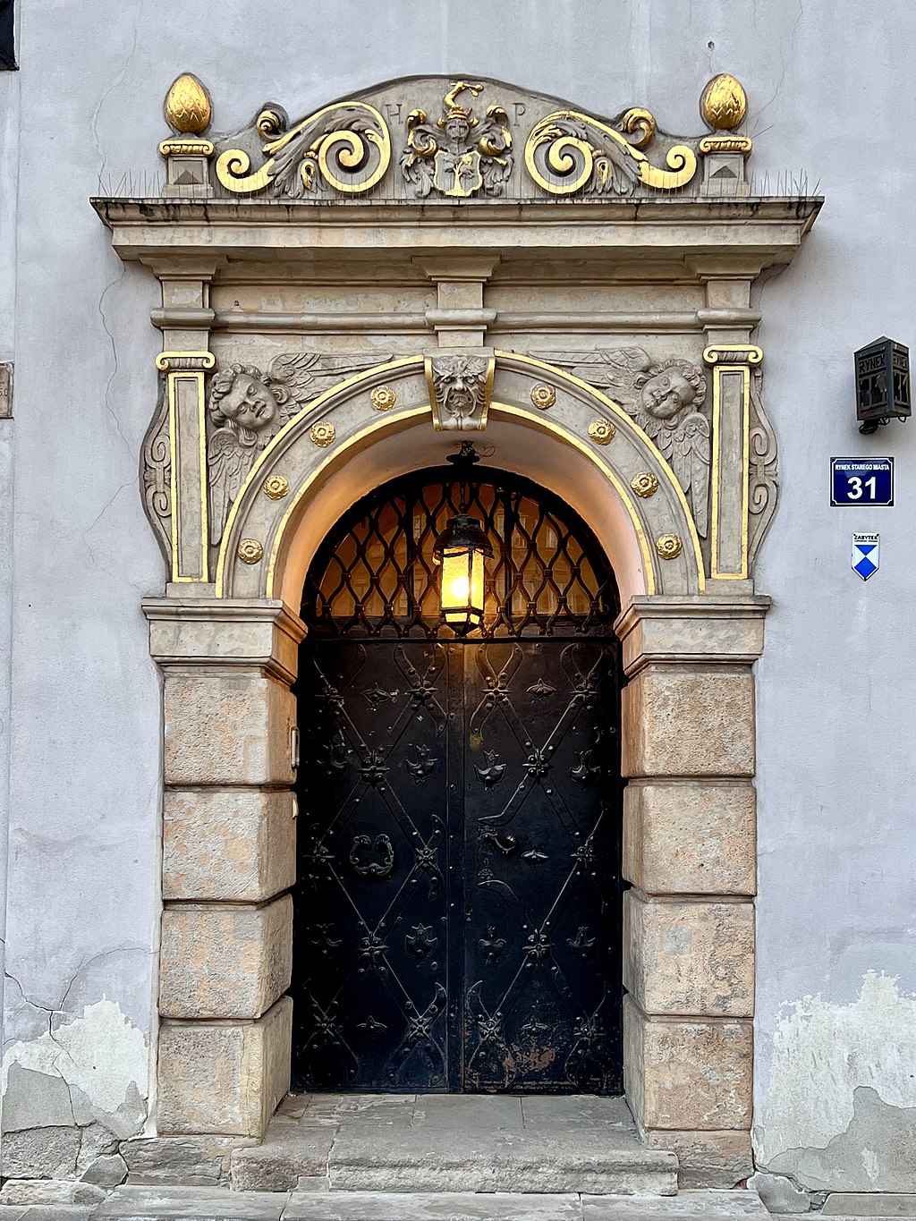 Kolorowe zdjęcie portalu bramnego Kamienicy pod św. Anną pochodzące z roku 2022