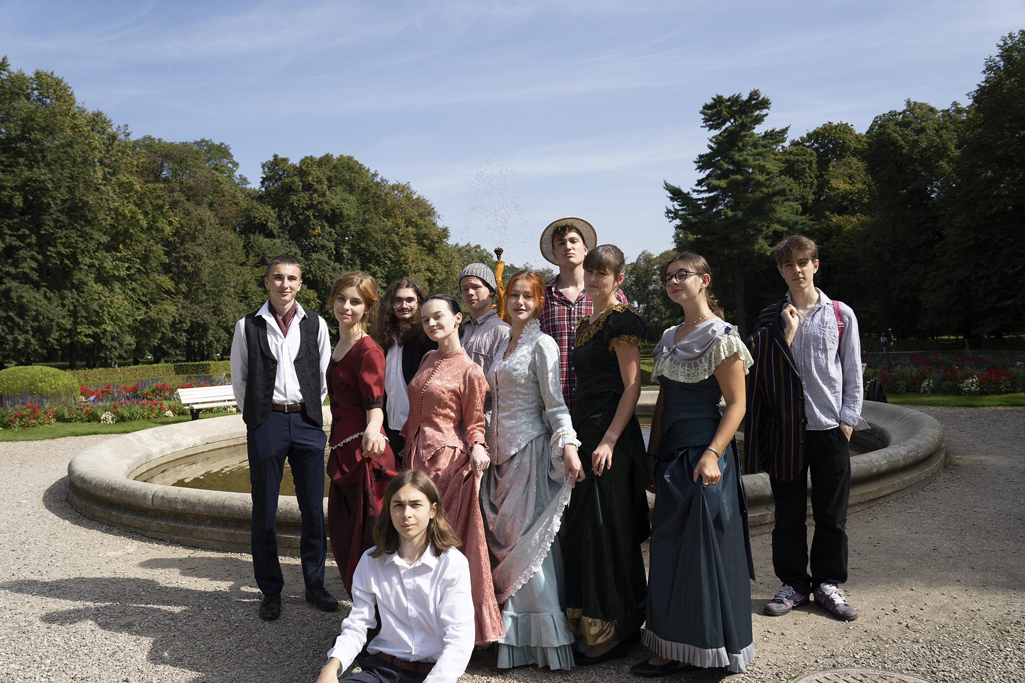 Narodowe Czytanie 2023. Kolorowa fotografia przedstawia grupę osób, uczniów Zespołu Szkół nr 2 w Lubartowie na tle ogrodu.