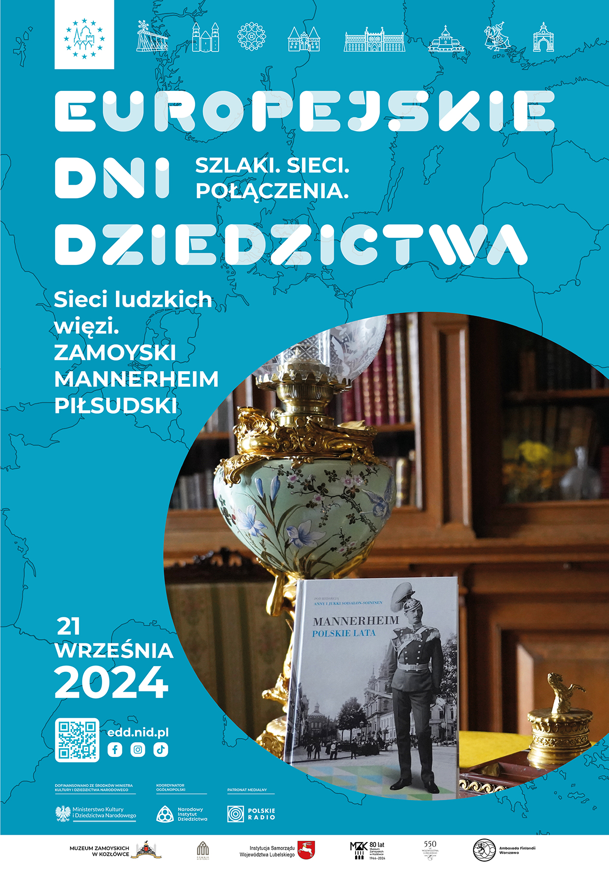 Plakat do wydarzenia Europejskie Dni Dziedzictwa „Sieci, szlaki, połączenia”; Muzeum Zamoyskich w Kozłówce „Sieci ludzkich więzi. Zamoyski-Mannerheim-Piłsudski” 21 września 2024. Na niebieskim tle konturowa mapa Europy, na niej w prawym dolnym rogu fragment ekspozycji biblioteki zabytkowej Muzeum Zamoyskich w Kozłówce oraz kompozycja złożona z książki „Mannerheim. Polskie lata”, pod redakcją Anny i Jukka Soisalon-Soininen, zabytkowej lampy oraz przybornika do pisania na biurko.