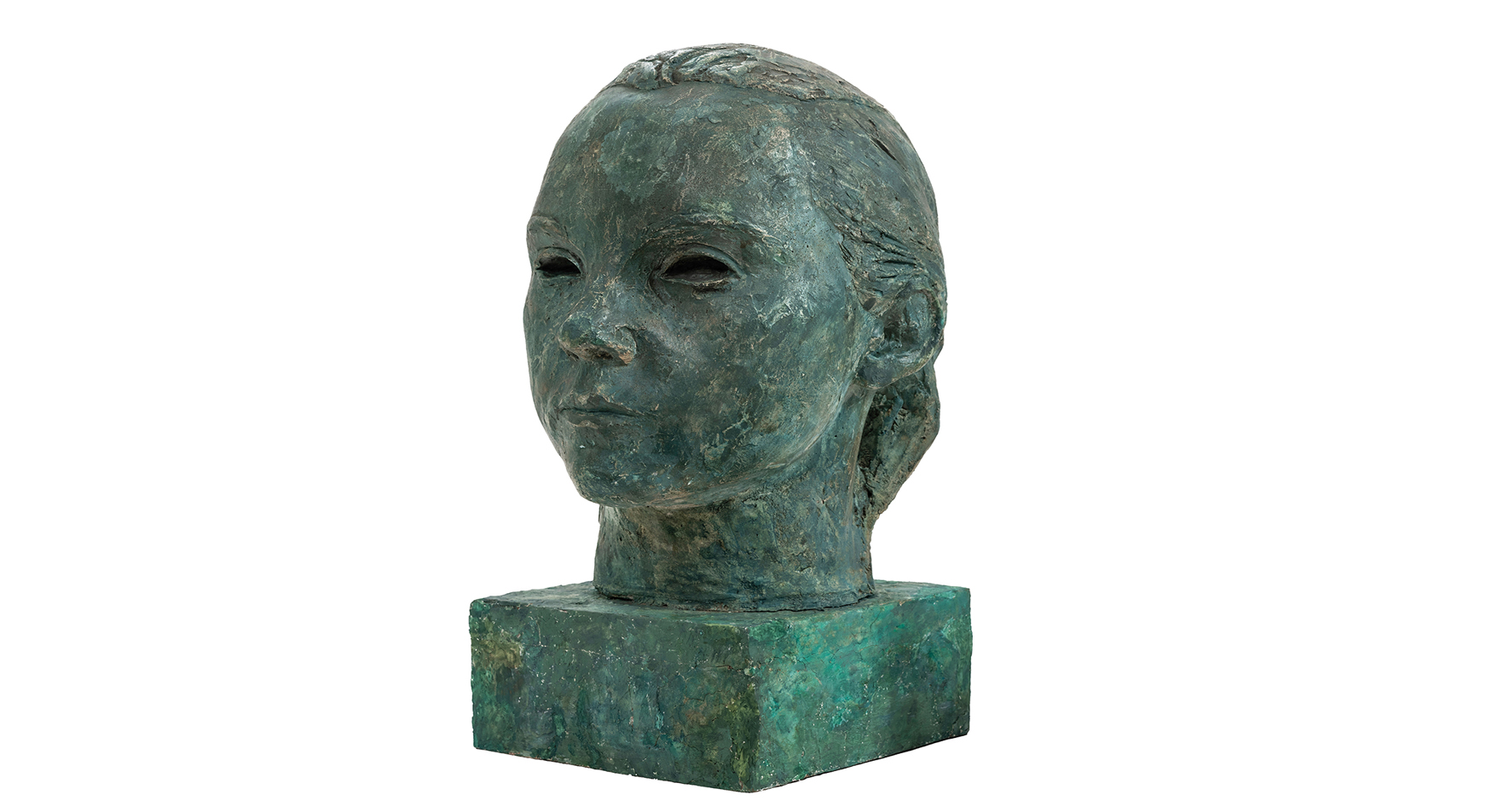 Antoni Mehl
urodzony w 1905 roku w Dobrzyniu Wielkim – zmarł w 1967 roku we Wrocławiu

Głowa

powstała około 1947 roku

Gips podmalowywany

wymiary: 32 x 18 x 21 cm

Muzeum Zamoyskich w Kozłówce

numer inwentarza: MPK/SW/1117

Rzeźba przedstawia głowę młodej dziewczynki, osadzoną na prostej, prostopadłościennej podstawie. Wykonana z pomalowanego gipsu, zyskała szlachetną, postarzałą aurę – jakby wyłonioną z głębi czasu.

Ukazana w ujęciu trzy czwarte, z lekkim skrętem w prawo, twarz dziewczynki emanuje subtelnym realizmem. Jej rysy są delikatne, miękkie – jakby uchwycone w momencie dziecięcej zadumy. Puste oczy, pozbawione źrenic, sprawiają wrażenie nieobecnych, co nadaje postaci nutę tajemniczości i introspekcji.

Nos jest prosty, usta wąskie, lekko zaciśnięte – jakby dziewczynka skrywała myśl lub uczucie. Wzrok mimowolnie zatrzymuje się na głowie, gdzie zgrubienia materii sugerują zarys fryzury, a z tyłu wyłania się niski kok lub warkocz, tylko szkicowo zaznaczony.

Powierzchnia rzeźby nie jest gładka – przeciwnie, szorstka, pełna nieregularnych faktur, smug i zadrapań. Każdy detal zdaje się świadectwem ręcznego modelunku, dodając całości autentyczności i emocjonalnej głębi.

Postać milczy, ale mówi. Jest spokojna, skupiona – może lekko zamyślona. Zatrzymana w ciszy, jakby pogrążona w wewnętrznym świecie, do którego widz może tylko próbować zajrzeć.