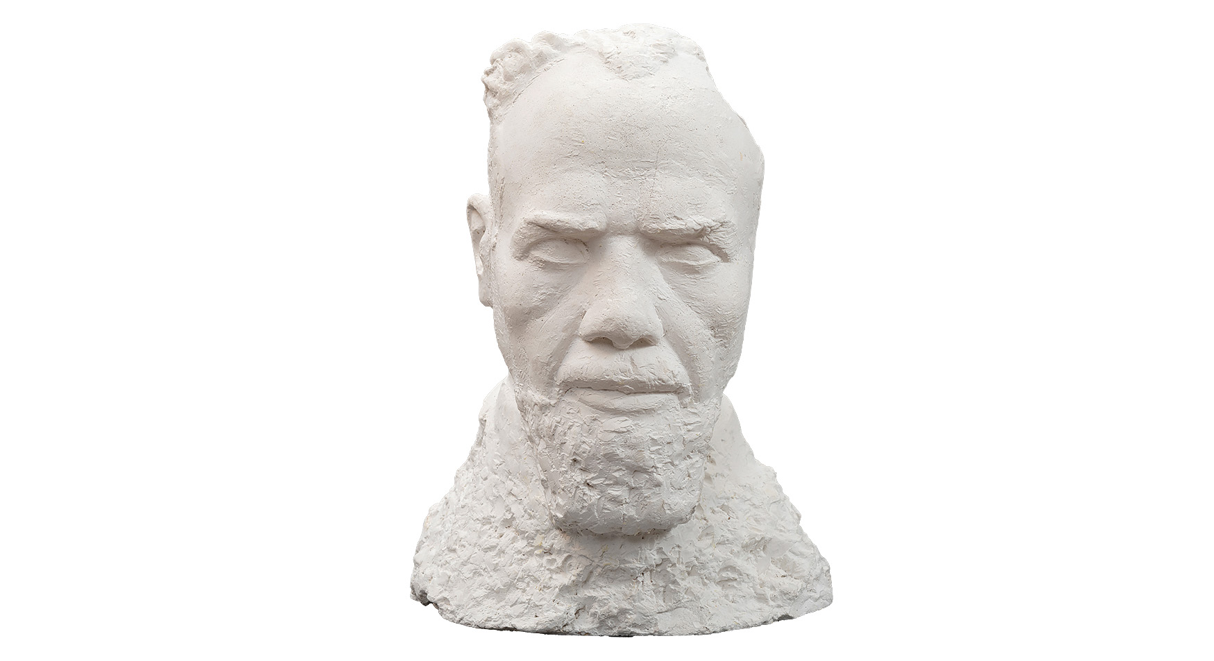 Tadeusz Breyer, Autoportret Tadeusz Breyer
urodzony w 1874 roku w Mielcu – zmarł w 1952 roku w Warszawie
Autoportret
1952 rok
Gips
wymiary: 39 na 28,5 na 25,5 cm
Muzeum Zamoyskich w Kozłówce
numer inwentarza: MPK/SW/208
Na zdjęciu widoczna jest rzeźba głowy mężczyzny – Tadeusza Breyera wykonana z białego gipsu – materiału surowego, nieukrytego, który potęguje bezpośredniość przekazu. Głowa ukazana jest frontalnie, z twarzą skierowaną prosto do przodu – jakby patrzyła w widza bez cienia zawahania.
Wyraz twarzy jest poważny, niemal nieprzystępny. Głęboko osadzone oczy i mocno zarysowane brwi nadają spojrzeniu intensywności i wewnętrznego skupienia. Szeroki, prostoliniowy nos, zamknięte usta i lekko cofnięta dolna warga podkreślają napięcie w rysach – jakby postać trwała w stanie powściąganej emocji lub wewnętrznego oporu.
Na brodzie i wzdłuż linii żuchwy widoczna jest broda uzupełniona delikatnie zaznaczonymi wąsami. Te partie zostały wyrzeźbione z wyraźnie chropowatą, nieregularną fakturą – faktura ta nie tylko oddaje fizyczność zarostu, lecz także wzmacnia ekspresję, wprowadzając szorstkość i życie w chłodną powierzchnię gipsu.
Włosy są krótkie, nieregularnie opracowane – na czubku głowy widać prześwitującą łysinę, która wnosi element realizmu i indywidualności. Szyja oraz fragmenty barków jedynie zaznaczone, rozpływają się w dolnej części rzeźby, przechodząc płynnie w nieregularną, skalistą formę – jakby głowa wyrastała z surowego bloku kamienia lub pozostałości modelarskiego gestu.
To rzeźba, która mówi językiem formy i materii – bez patosu, ale z wyraźnym ładunkiem emocjonalnym. Surowość, oszczędność detalu i ekspresyjna powierzchnia łączą się w portret postaci mocnej, zamyślonej, być może rozdartej między siłą a wrażliwością.