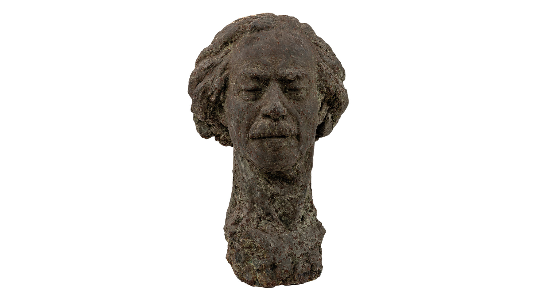 Zygmunt Kotlicki

urodzony w 1925 Mogielnicy – zmarł w 1998 roku w Warszawie

Ignacy Jan Paderewski

1959 rok

Żeliwo 

wymiary: 59 x 36 x 38 cm

Muzeum Zamoyskich w Kozłówce

numer inwentarza: MPK/SW/1470


Rzeźba przedstawia głowę Ignacego Jana Paderewskiego – ikonę polskiej kultury i historii – uchwyconą w stanie skupienia i wyciszenia. Wykonana z ciemnego, brunatnoszarego żeliwa, o nieregularnej, niemal skorodowanej powierzchni, rzeźba przywodzi na myśl obiekt wydobyty z głębi ziemi lub czasu – jakby była fragmentem jakiegoś większego, pierwotnego monumentu.


Twarz ma łagodne, a zarazem wyraziste rysy – lekko zaznaczone brwi, zamknięte powieki i spokojne usta z subtelnie zaznaczonym wąsem. Prostoliniowy nos dodaje całości dostojności, a opadające powieki i miękko wymodelowane rysy sugerują stan wewnętrznego skupienia, kontemplacji lub snu.


Włosy – bujne, falujące po bokach głowy – zostały opracowane z dużym wyczuciem formy i rytmu. Ich swobodny, niemal rozwiany układ kontrastuje z zamkniętym wyrazem twarzy, wprowadzając dynamikę do statycznego portretu. Tworzą wizualną aurę – jakby myśl, dźwięk lub wspomnienie rozchodziły się wokół tej zamkniętej, skupionej postaci.


Cała powierzchnia rzeźby – od twarzy, przez szyję, aż po podstawę – pokryta jest chropowatą, porowatą fakturą przypominającą skorodowany metal lub zastygłą lawę. To nie tylko estetyczny wybór – ta organiczna, niemal archaiczna faktura nadaje rzeźbie głębię i ciężar symboliczny.


Podstawa nie została wyraźnie wydzielona – głowa zdaje się wyrastać z masywnego, nieregularnego bloku, jakby natura sama uformowała ten portret. To zabieg, który dodatkowo wzmacnia poczucie ponadczasowości – rzeźba nie tyle przedstawia człowieka, co uosabia ideę: spokój, introspekcję, duchową obecność.